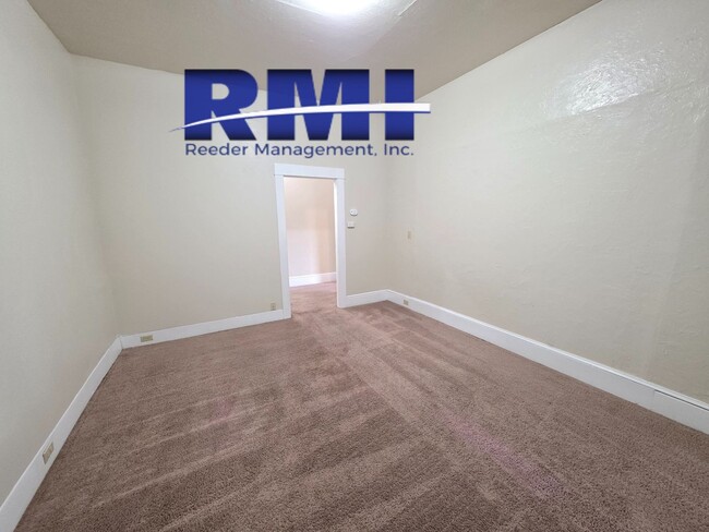 Building Photo - Charming 4-Bedroom