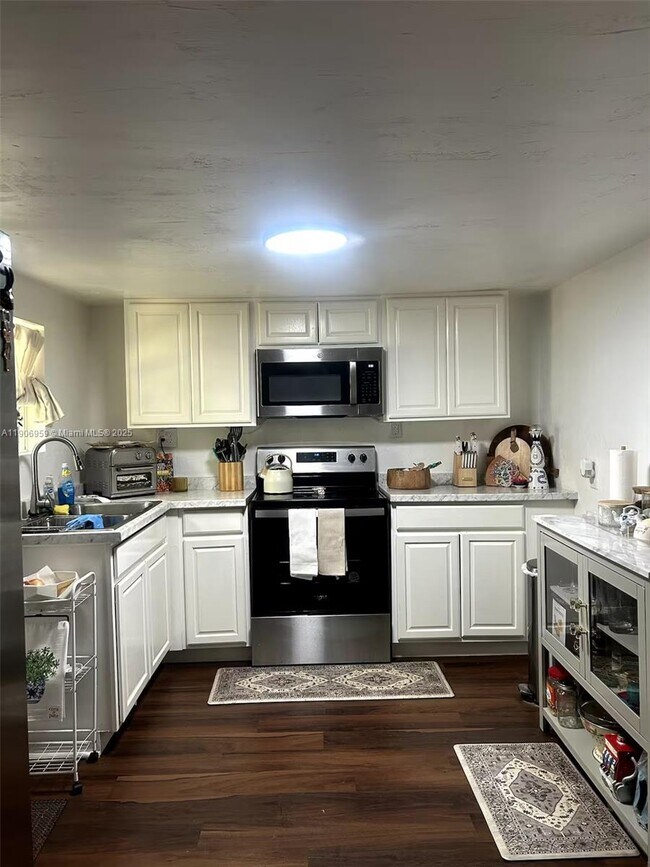 Building Photo - 2425 SE 10th Ave