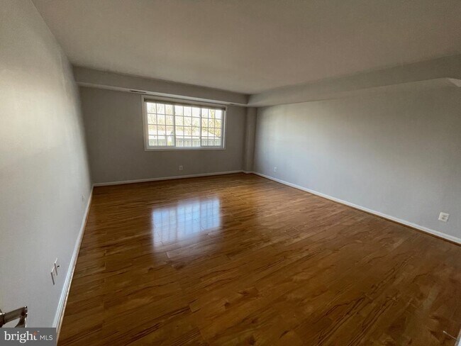 Building Photo - 1421 N Van Dorn St