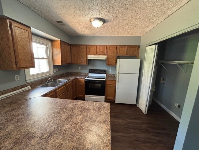 Building Photo - 3365 Hartston Dr