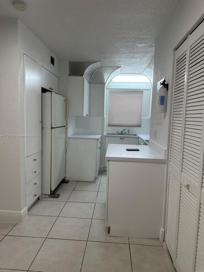 Building Photo - 8870 Fontainebleau Blvd