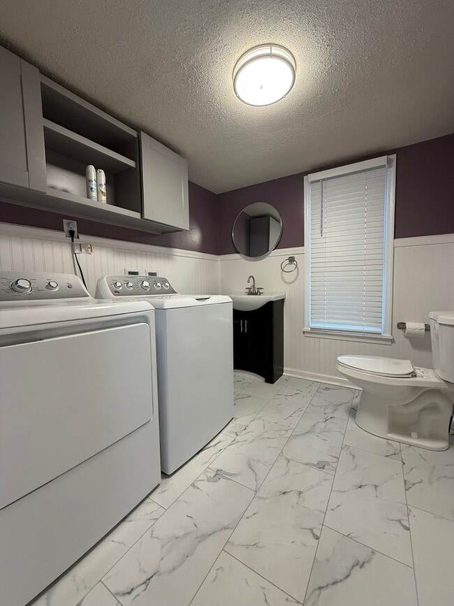 Building Photo - 960 Maple St