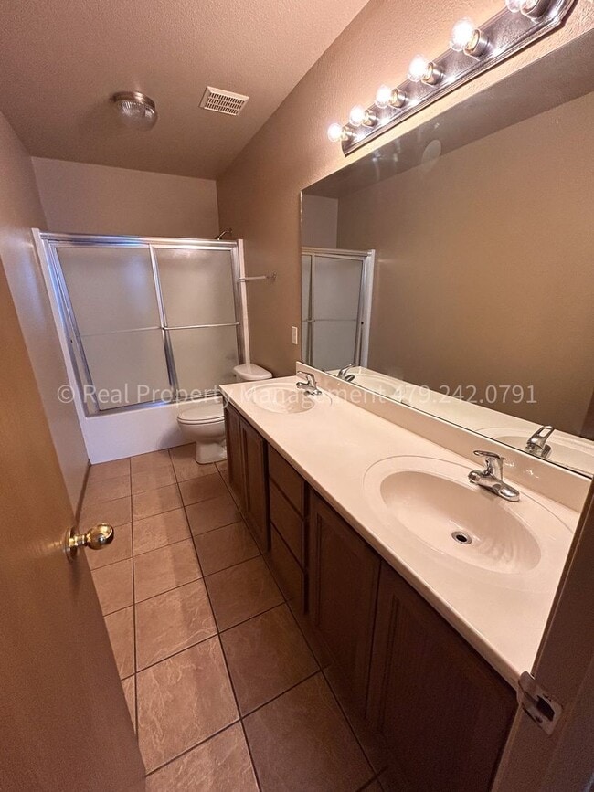 Building Photo - 1001 Trenton Dr