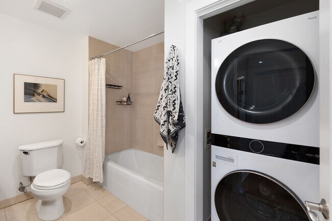 Building Photo - Great natural light in a large condo near ...