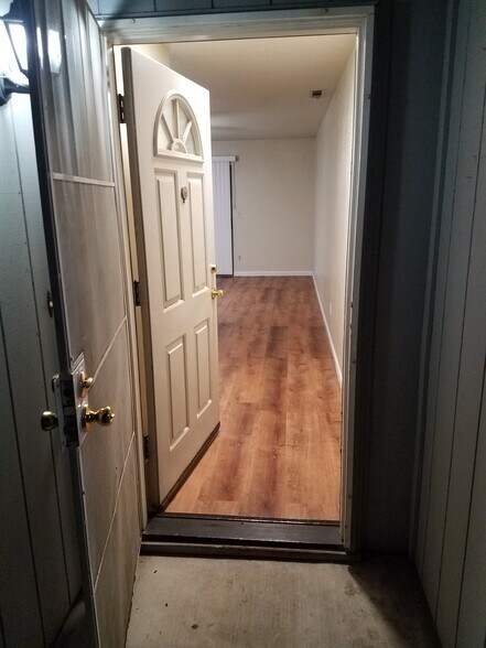 Front door and entrance hallway - 118 W Beverly Pl