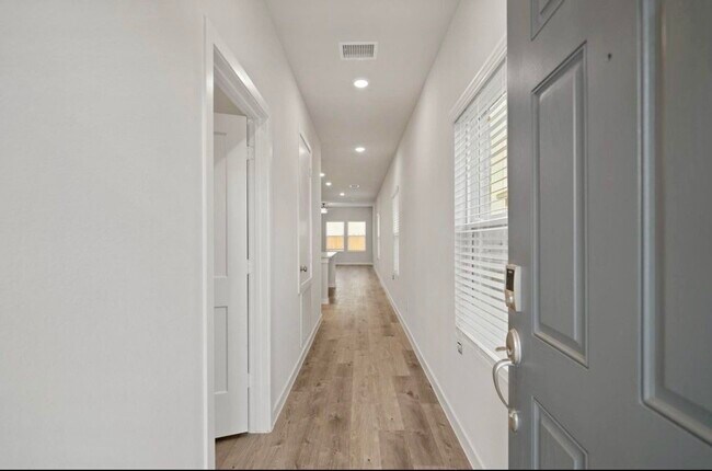 Building Photo - 4015 Crowning Ct