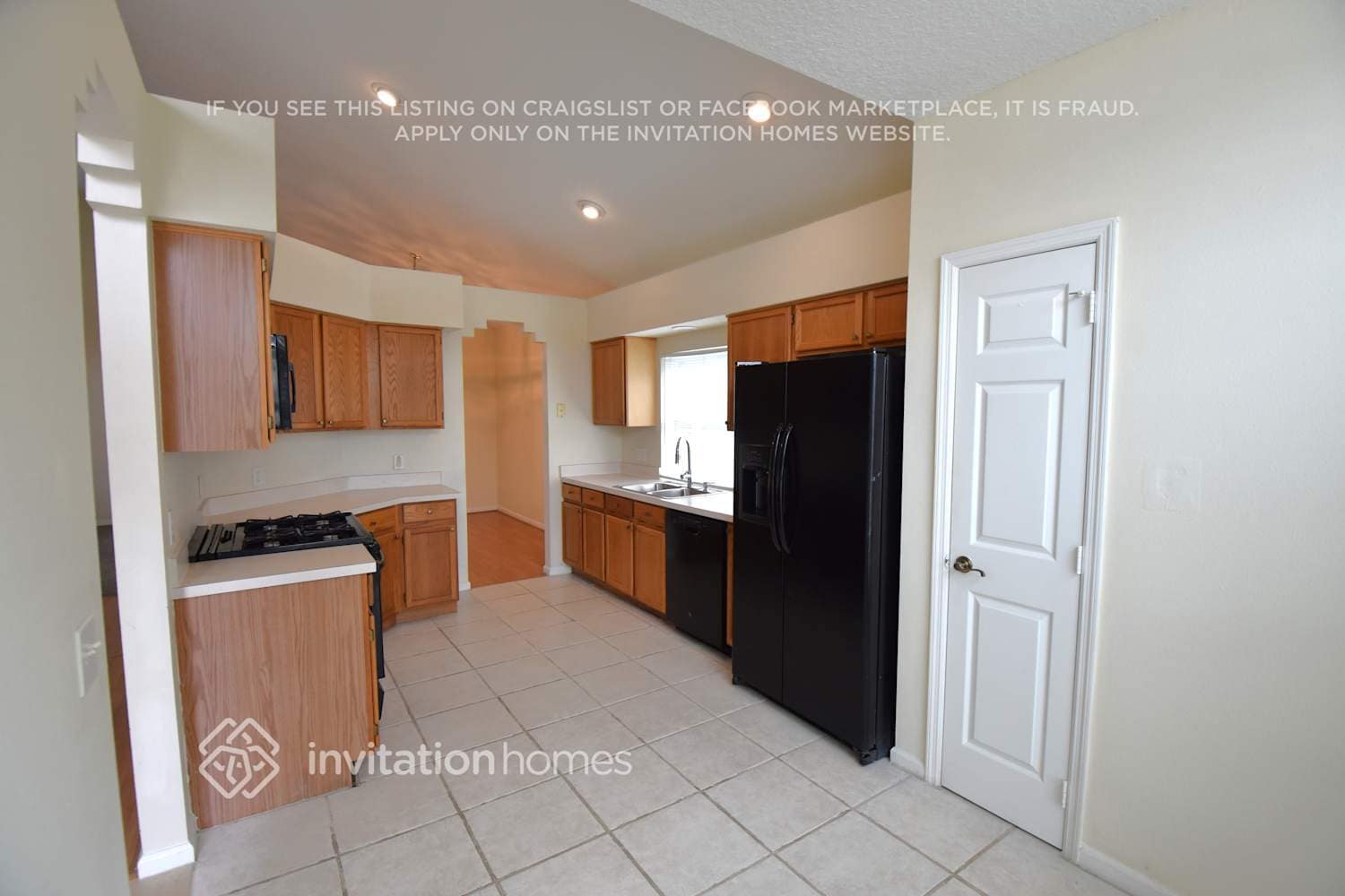 Building Photo - 3419 Santa Monica Dr