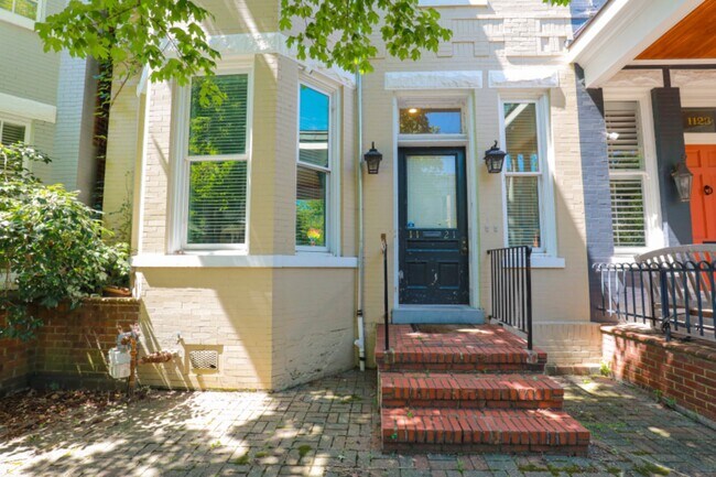 Building Photo - 1121 West Ave