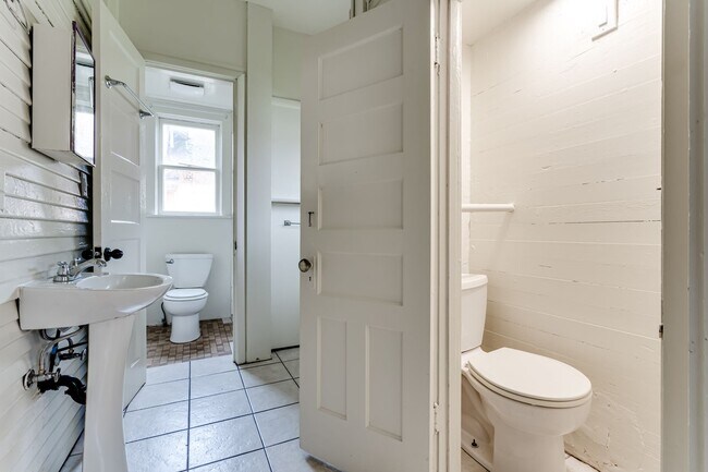 Building Photo - 4 Bedroom Ground Floor Apartment in Westside Neighborhood