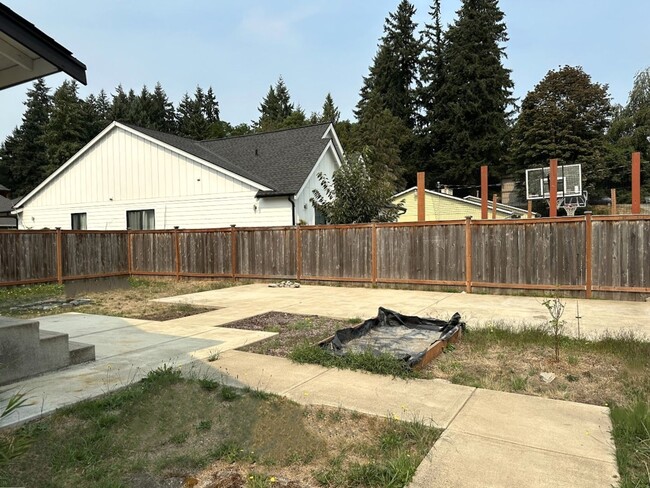 Building Photo - Modern & Stylish 4 Bed, 2.5 Bath Remodel!