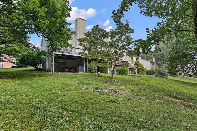 Building Photo - Beautiful End Unit Townhome in Weatherhill Farms