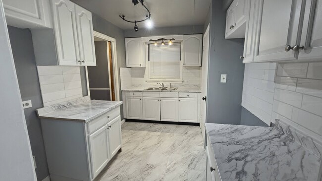 Building Photo - 3625 Chatsworth St