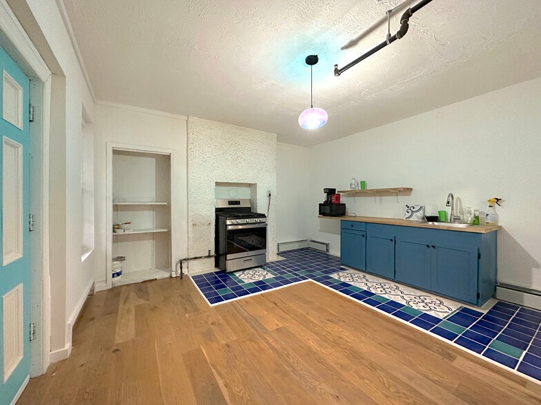 Building Photo - 58 Dubois St