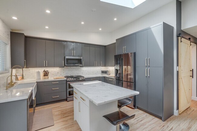 Building Photo - 12042 Sylvester St