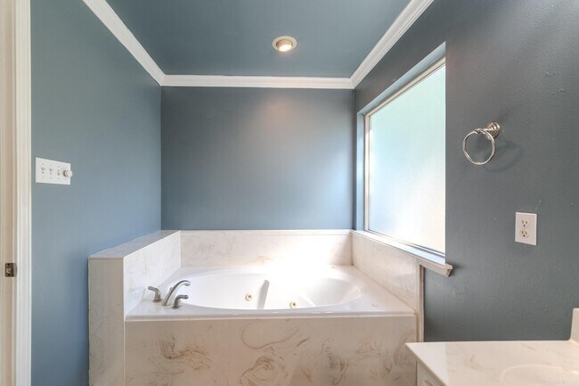 Building Photo - 12 Forest Dr