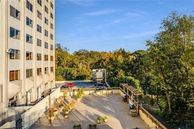 Building Photo - 2479 Peachtree Rd NE