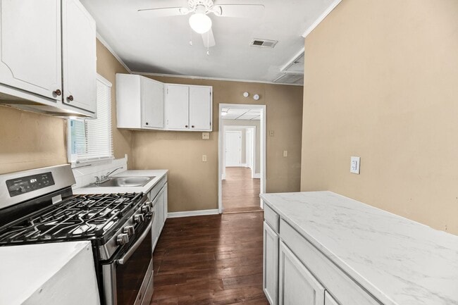 Building Photo - Charming Brick Bungalow in the Heart of North Charleston