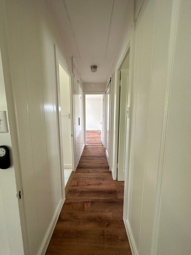 Building Photo - Spacious 2 bedrooms, 1 bath with parking