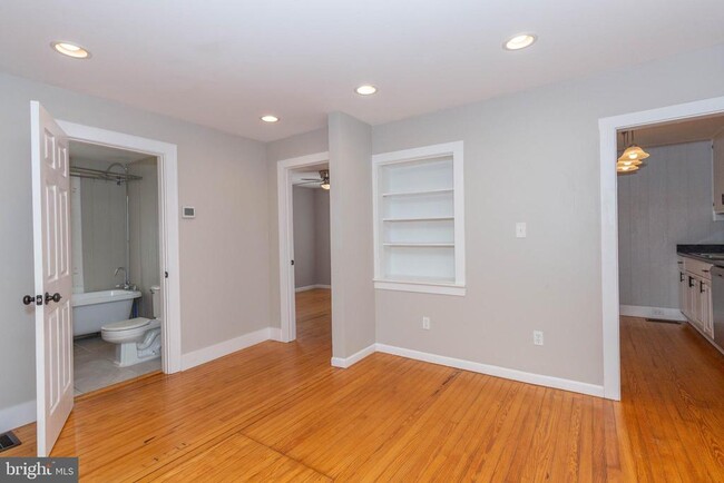 Building Photo - 110 S Lawrence St