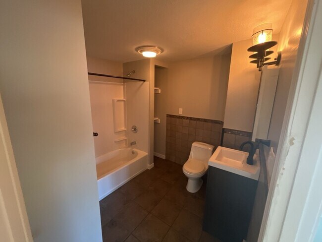 Building Photo - Charming 2-Bedroom Property in Prime Location
