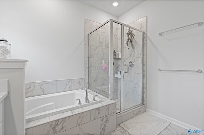 Building Photo - 14971 Greenleaf Dr