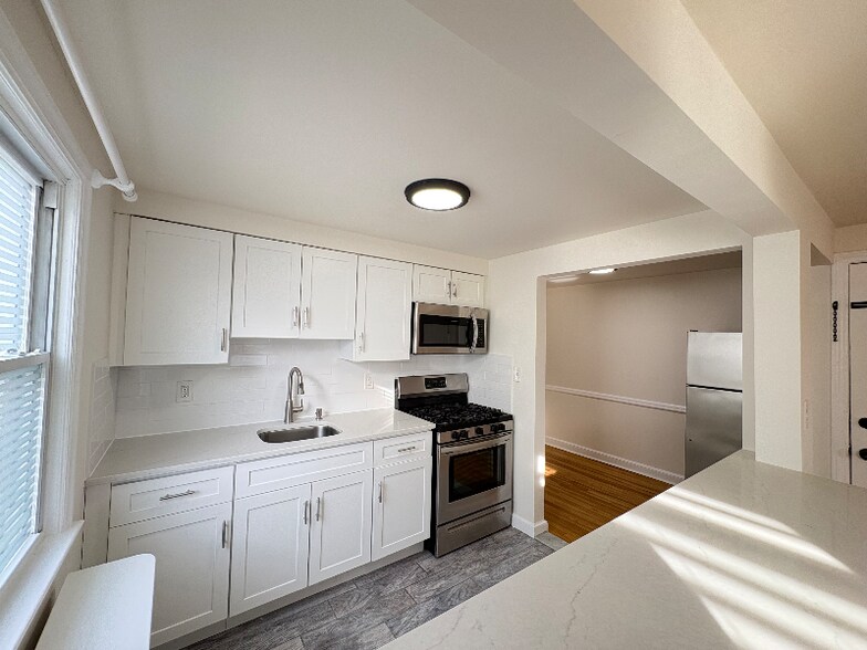 Building Photo - 34 E 7th St