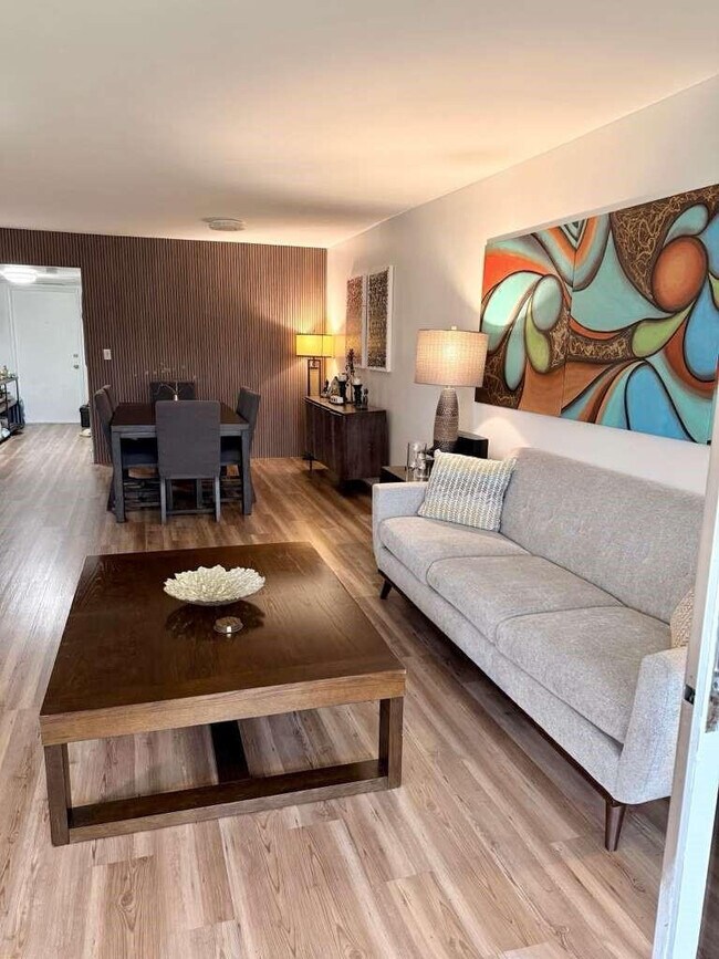 Building Photo - 2651 S Palm Aire Dr