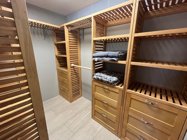 Building Photo - Eccentric 2 Bedroom 2.5 Bathroom Condo In ...