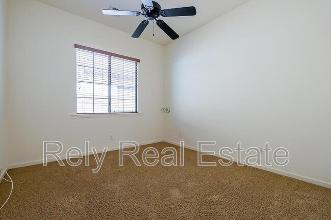 Building Photo - 734 W Juniper Ln