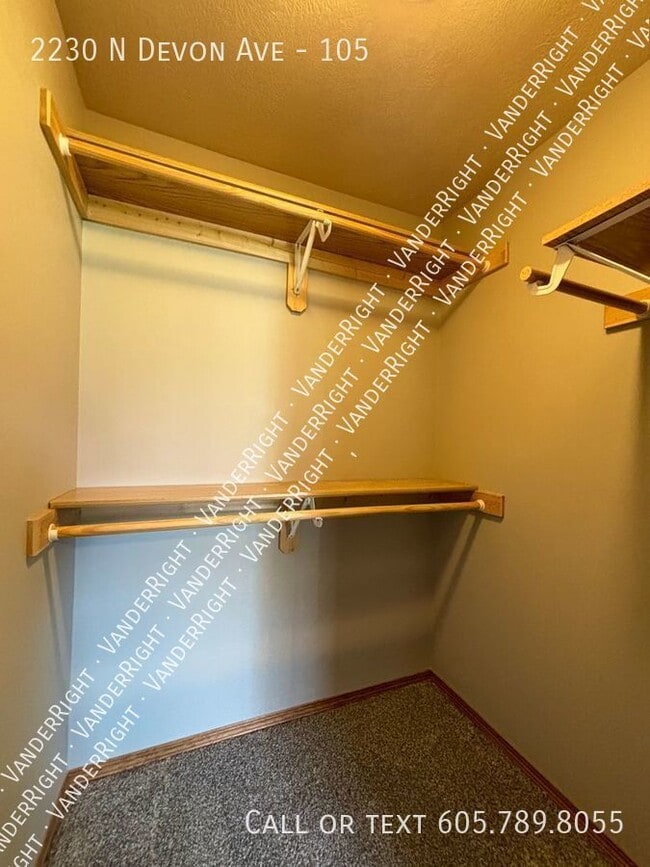 Building Photo - 2230 Devon Ave