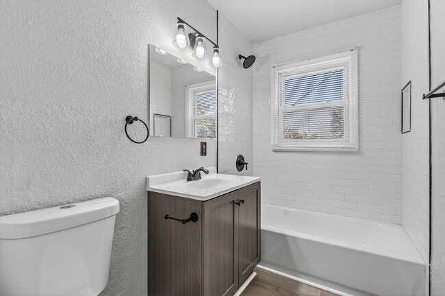 Building Photo - Hard-to-Find 6-Bedroom Home in Grandview!