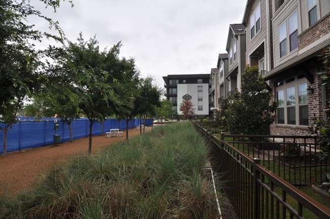 Building Photo - Trinity Grove ~ Skyline Views!