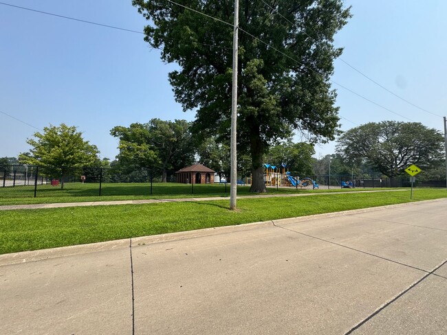Building Photo - For Rent – Pet-Friendly 2 Bed, 1 Bath Town...