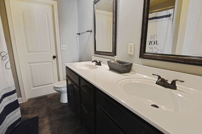 Building Photo - Pet Friendly Four Bedroom with Bonus!