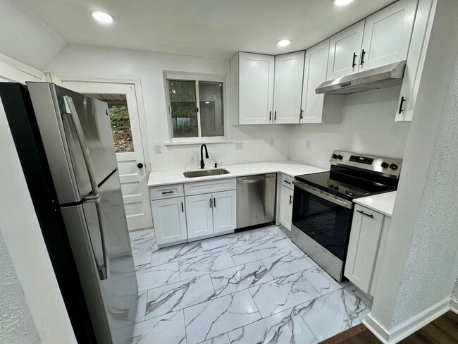 Building Photo - Adorable 2 Bed 1 Bath Home in Brookline W/dedicated office/library space!