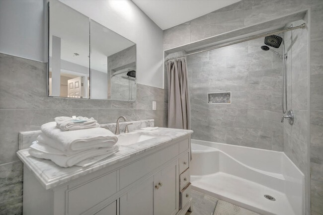 Building Photo - 4408 E Riverside Dr