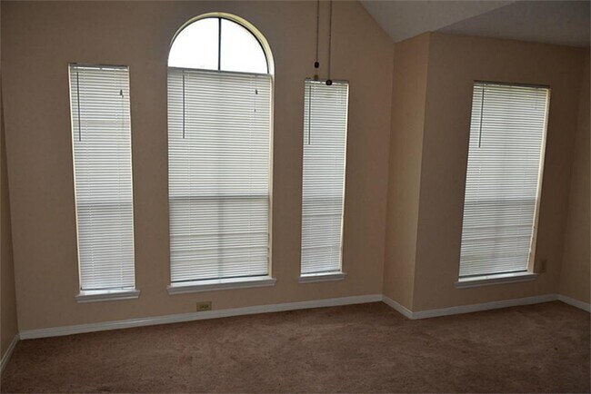 Building Photo - 4718 Sunshine Dr