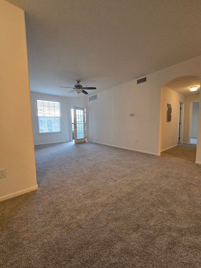 Building Photo - Spacious and Bright 2B/2B Townhome Now Ava...