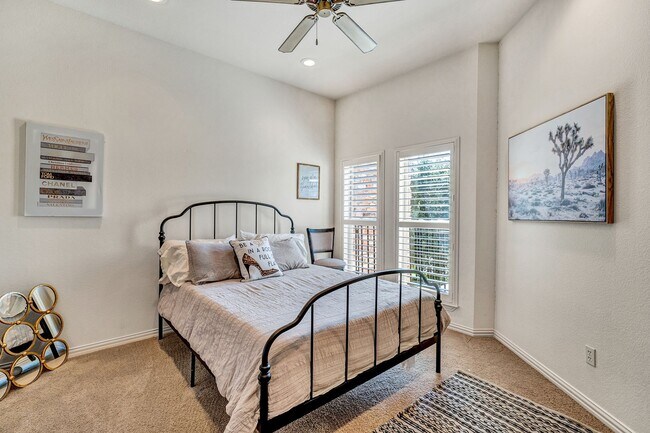 Building Photo - Gorgeous Townhome in The Villas of Hollytree!