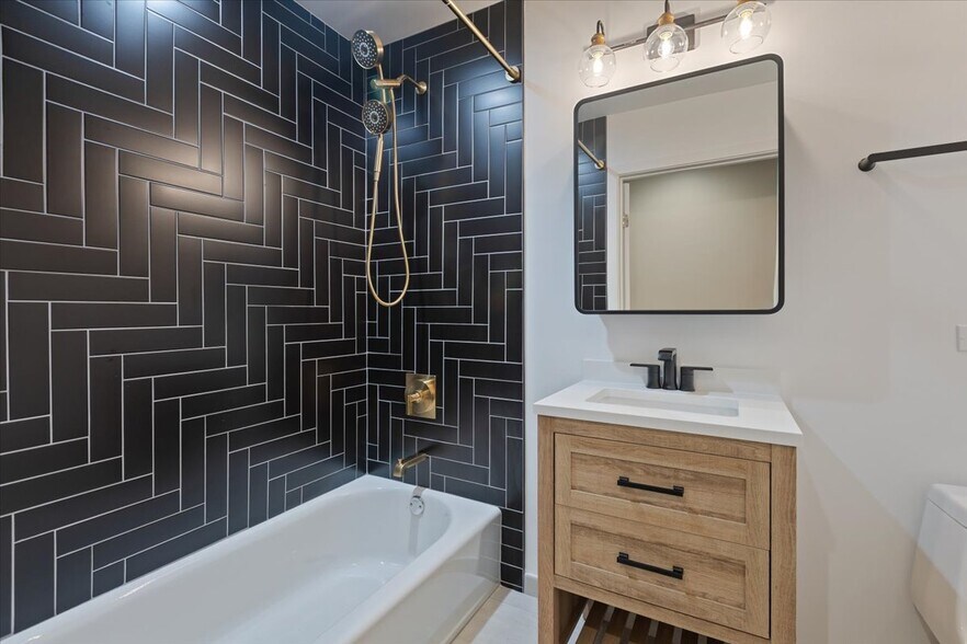 Building Photo - 222 S Racine Ave