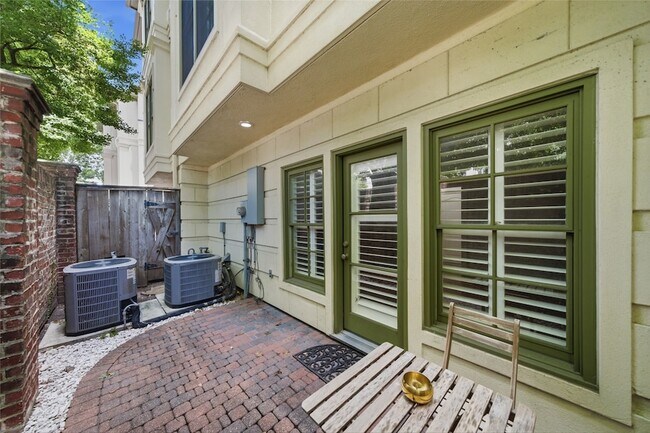 Building Photo - 1329 Hyde Park Blvd