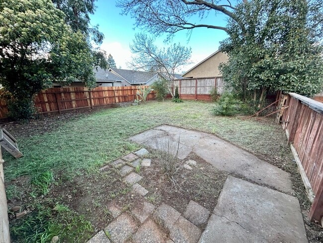 Building Photo - $500 OFF SPECIAL! Beautiful, PET-FRIENDLY upgraded duplex home with massive, private fenced backy...