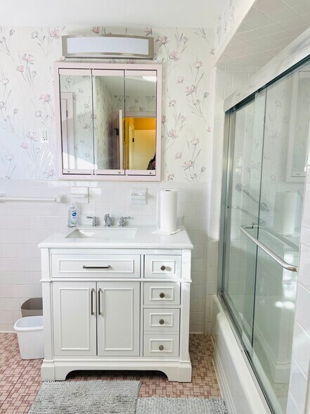 bath - 241 Huxley Ave