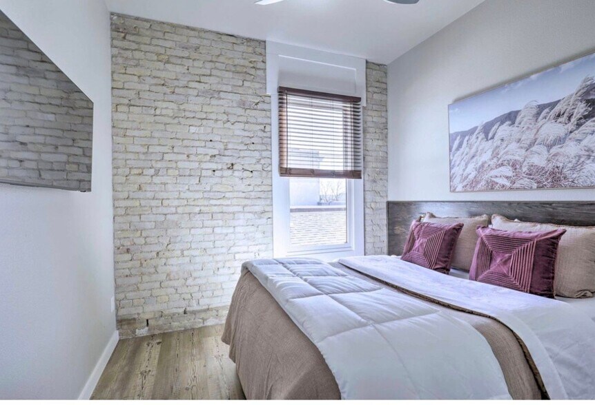 Building Photo - 118-120-120 N LBJ Dr