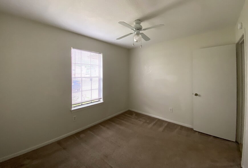 Building Photo - 4800 Rainbow Cir