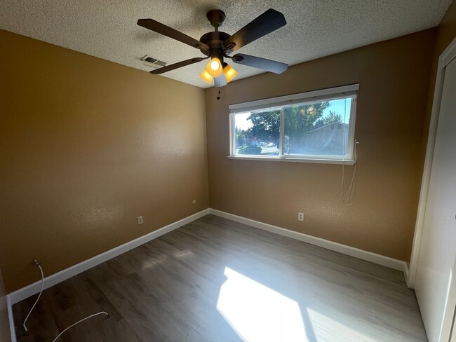 Building Photo - 3233 Nightingale Dr