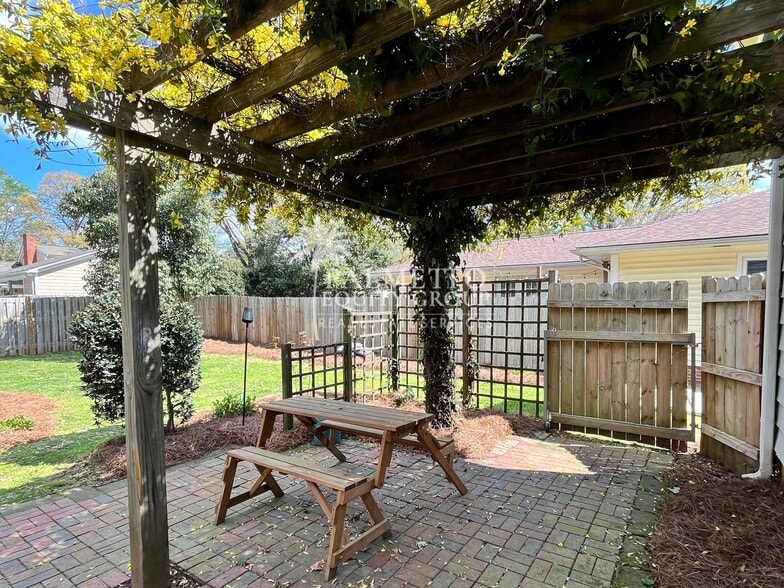 Building Photo - 1132 W Northwood St