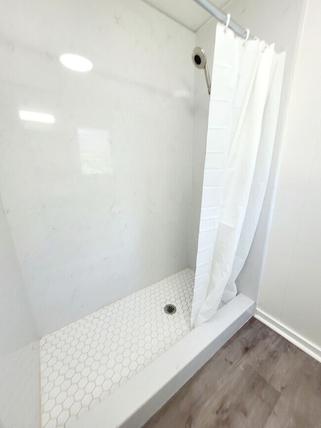 Building Photo - AVAILABLE NOW | 3 BED, 2 BATH HOME | Location: North Shore | Drive Up Parking Spaces, & Large Enc...