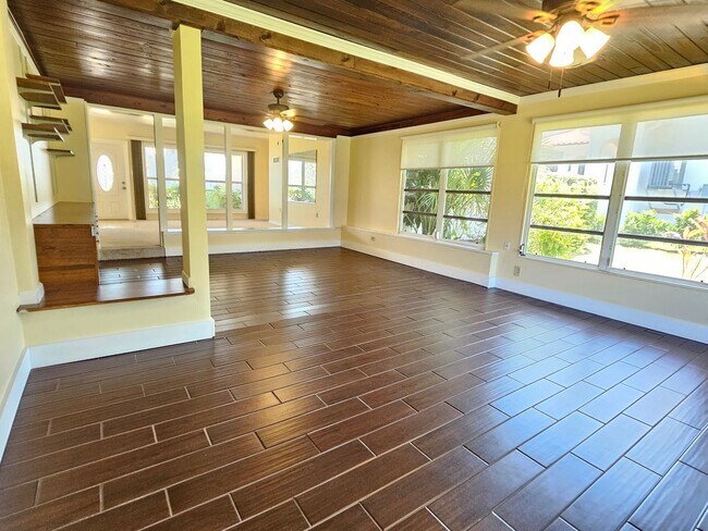 Building Photo - Venice Island – North of Venice Ave - Annual Single Family Home– Minutes from Venice Beach, Mains...