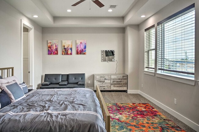 Building Photo - 6403 Bowling Green St